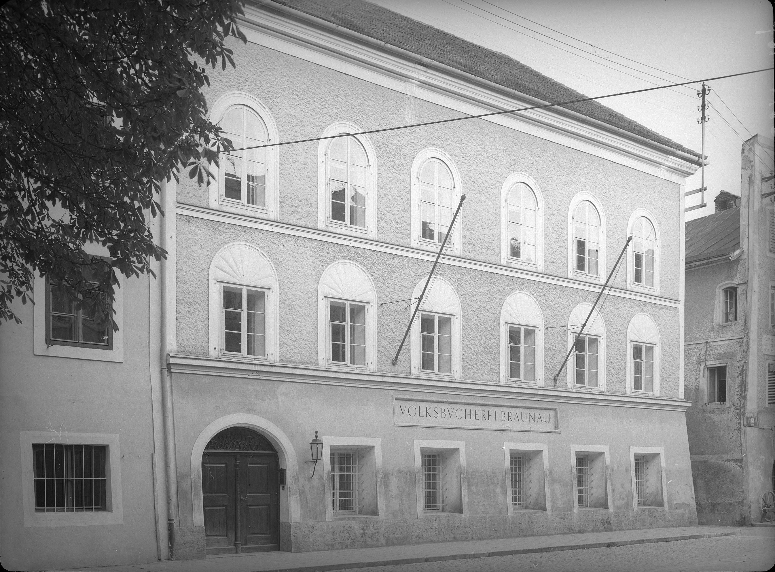 Das Gebäude nach der Umgestaltung des Sockelbereichs, nach 1943