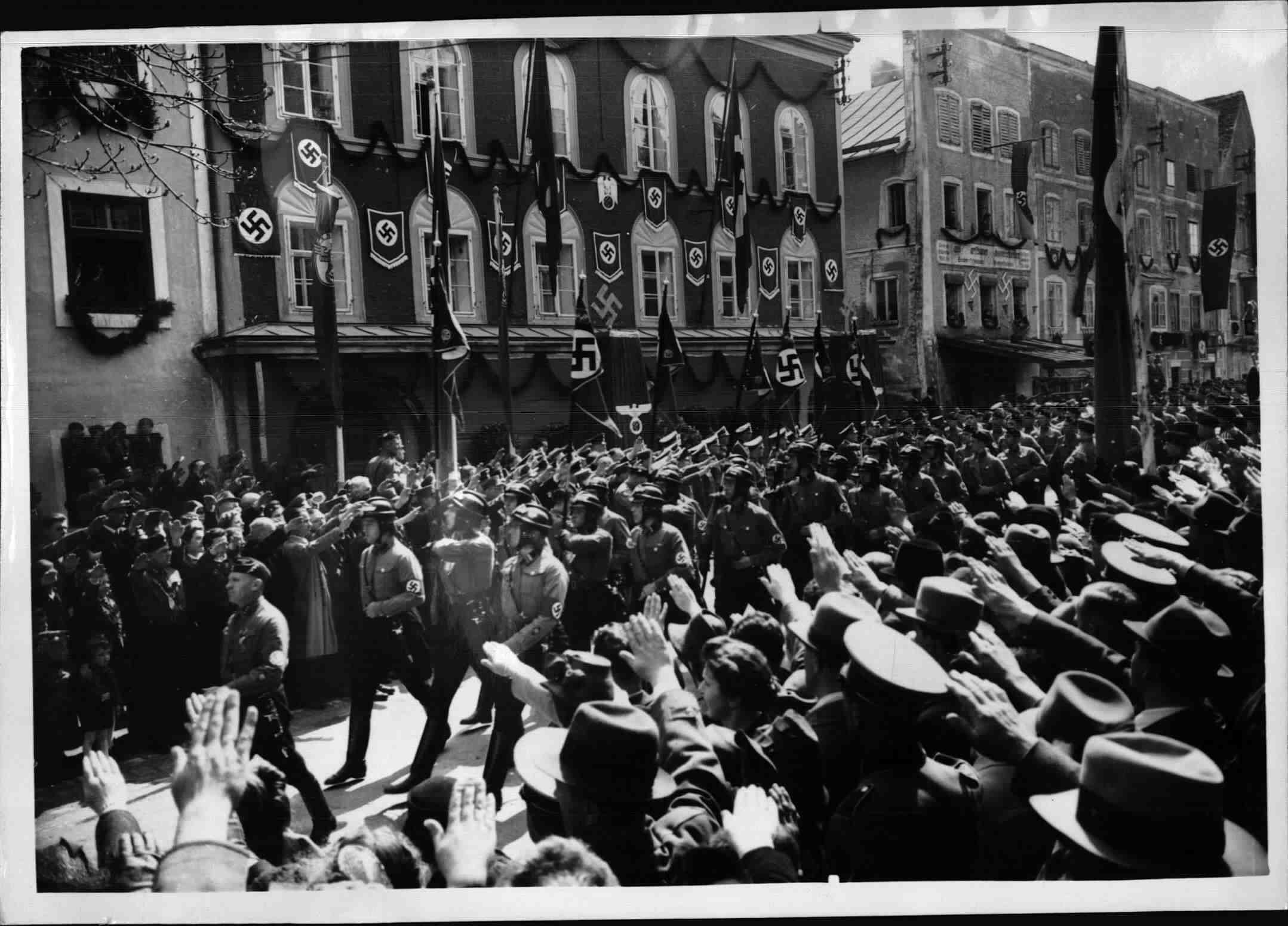Menschenmassen versammeln sich zu einer Parade vor dem Haus, 22.04.1940
