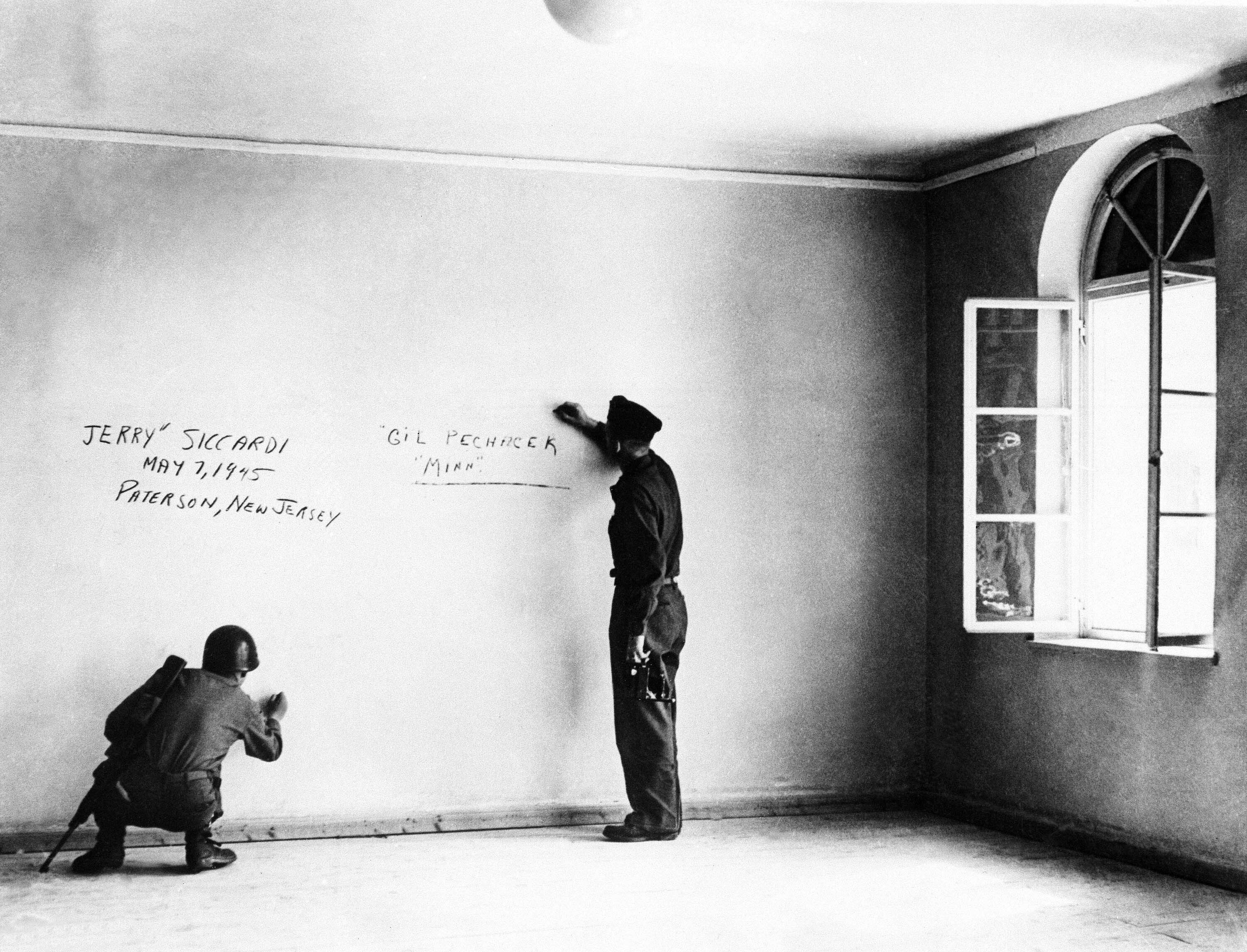 Amerikanische Alliierte verewigen sich an den Wänden des Gebäudes, Mai 1945