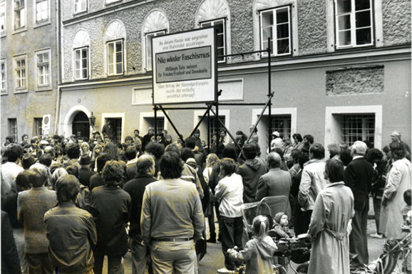 Protest der Zivilbevölkerung für die Anbringung der Tafel