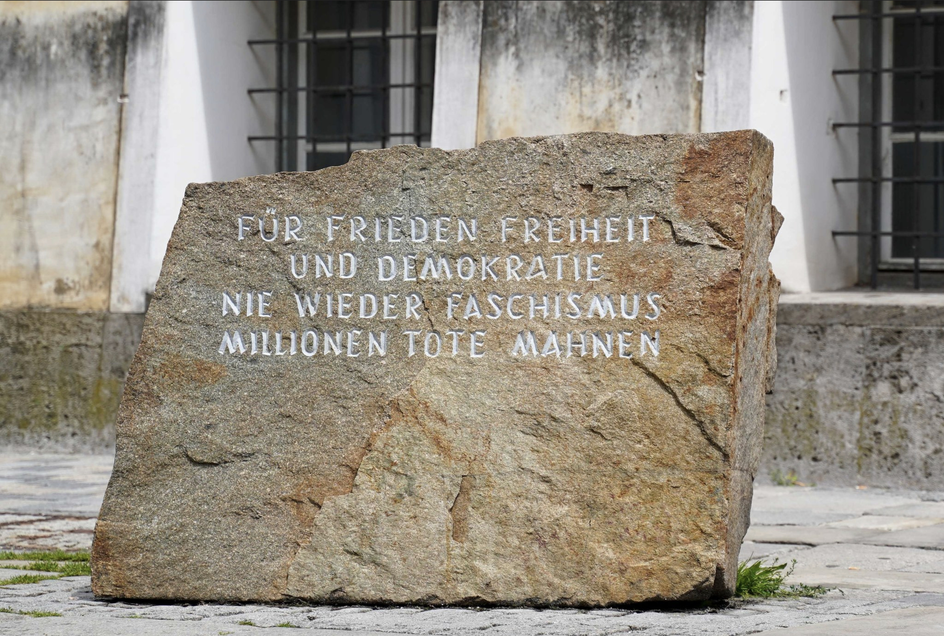 Mahnstein auf dem Gemeindegrund vor dem Gebäude